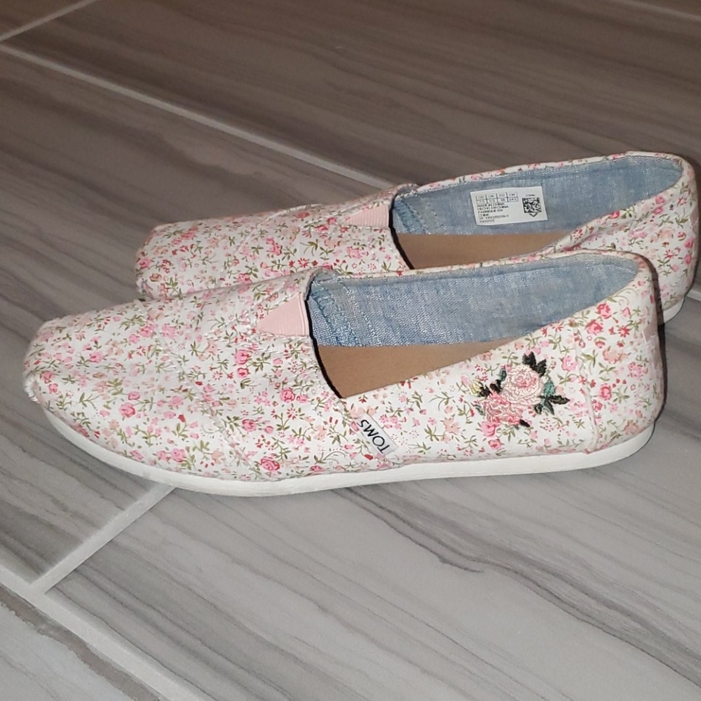 Women's TOMS shoes